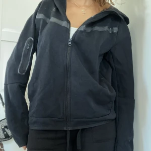 nike tech - säljer min svarta nike tech kofta i barnstorlek XL men sitter bra på mig som bär S! inga defekter eller så o den är i fint skick. nypris 900🫶 dm för frågor💓