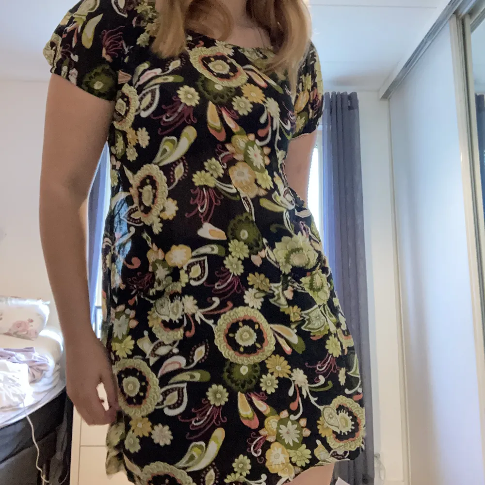 jätte söt klänning eller längre tröja, kort på mig att använda som klänning (jag är 172). Storlek L passar förmodligen mindre storlekar också. Klänningar.