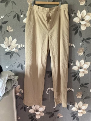 Så sköna kostymbyxor - Nej men dessa byxor ser så dressade ut men känns som att gå runt i mjukisar!😍  Tar endast Swish och postar så snabbt som möjligt!🤩