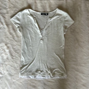 Vit topp - Vit jättegullig topp från mexx i storlek L men skulle säga att den passar M också. Köpt second hand. 