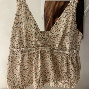 Blommig topp - Säljer denna topp från shein. Använd max 2 gånger, inga defekter. Hör av er vid frågor❤️