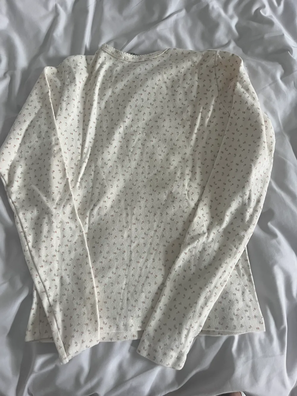 Säljer denna supergulliga tröja från Brandy Melville 💕 Den är i superfint skick (utan fläckar eller hål)✨ Säljer den då jag inte längre får användning för den. Den är One Size men passar alla mellan Xs och M 💓. Toppar.
