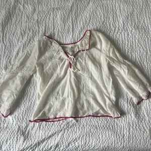 Blus  - En jättesöt blus från Odd Molly! Är i super fint skick, hör av dig vid fler frågor💓💓