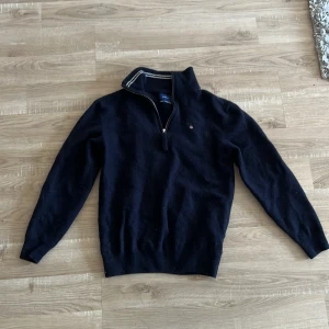 half Zipe hoodie  - säljer en gant half zipe hoodie i väldigt mörkblå färg,hör av er vid intresse!!!