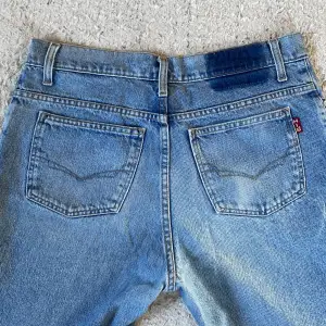 Ett par snygga vintage jeans i ljusblå tvätt. Kontakta gärna för fler bilder, eller specifika mått!!💘