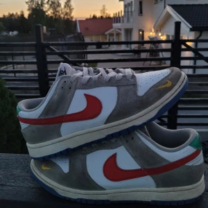 Nike dunk low light iron ore red blue - 🔴 light iron ore red blue 🔵Cond: 7/10 har bara några fåtal sjärnor kvar men nästan inga crease de är sparsamt använda👟 kommer inte med original box har replasement box📦 köpta på Nike täby centrum. 