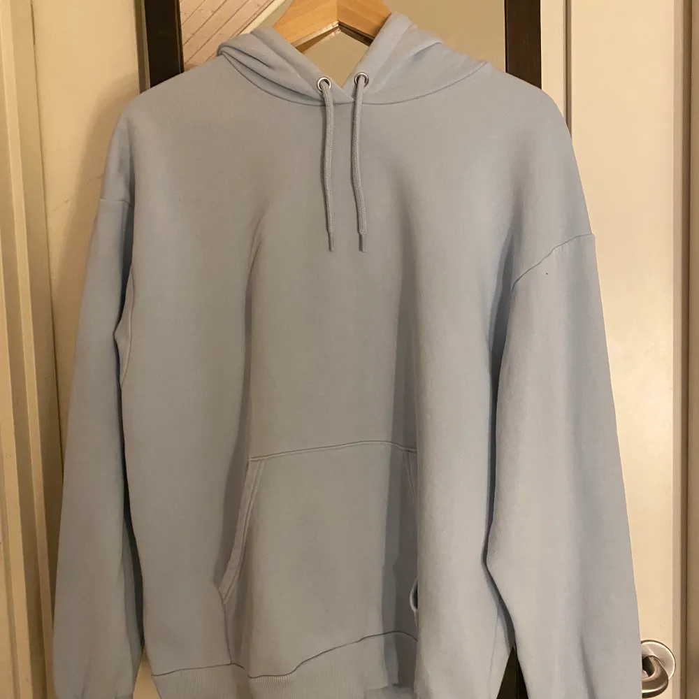 Säljer denna jättefina hoodie ifrån monki då den inte kommer till användning längre tyvärr. Inte använd speciellt mycket. Jag står ej för kostanden på frakten.. Hoodies.