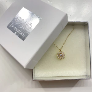 Halsband  - Säljer ett super vackert  guld halsband från snö of Sweden . Aldrig använt, eftersom jag är silver människa. Köparen står för frakt. Pris kan diskuteras!☺️❤️