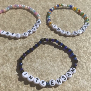 Inte ensam armband  - Mitt första släpp: regnbåge, svart/silver & pastell. Mina armband kostar 49kr, och 70% av det skänker jag till suicidezero. Idag har jag skänkt över 13 000kr! 