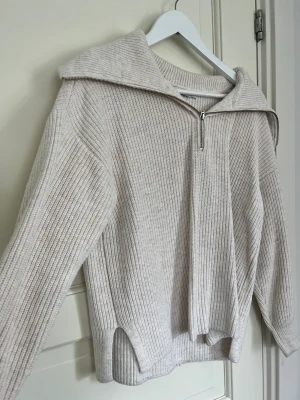 Trendig beige ziptröja - Säljer min mina ziptröja eftersom jag inte hittar tillfälle för att använda den. Tröjan är använd några gånger men är i ett väldigt fint skick.❤️