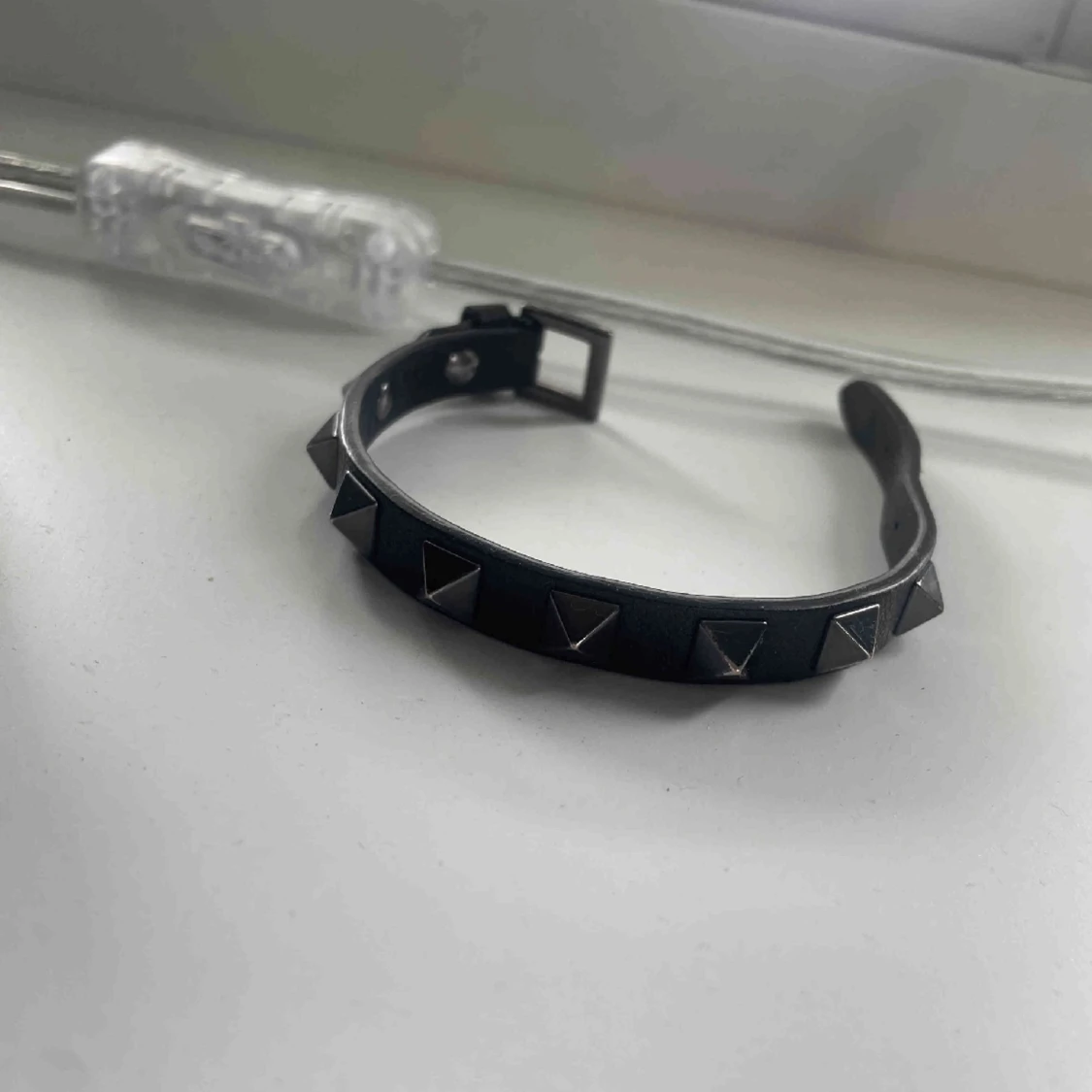 Svart valentino armband  - 90