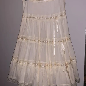 Lång fluffig kjol - En lång kjol, knappt använd