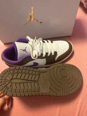 Jordans - Säljer mina nya Jordans som är använda en gång. Säljer pågrund av att jag inte haft någon användning för dom. Bjuder på frakten🫶🏼