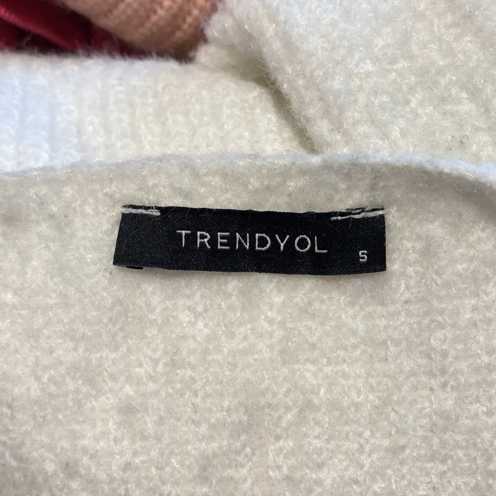 Vit stickad cardigan/kofta från Trendyol med tre knappar. Väldigt mjuk och skön och inte alls stickig. Säljer då jag inte använt den på länge 💓. Tröjor & Koftor.