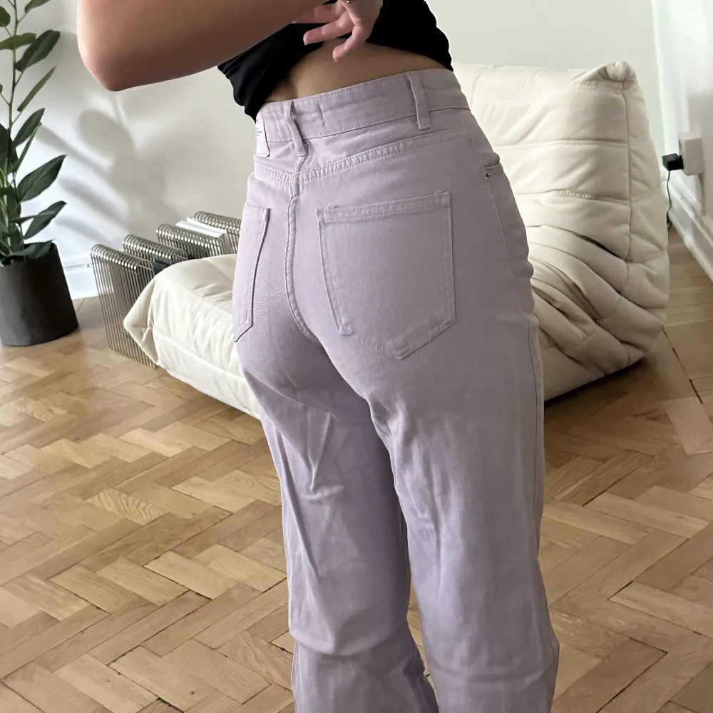 Jättesöta lila jeans, avklippta nertill så de passar mig (är 160cm) . Jeans & Byxor.