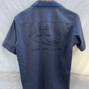 Skjorta  - Grå skjort t-shirt från märket Poco Loco storlek L 