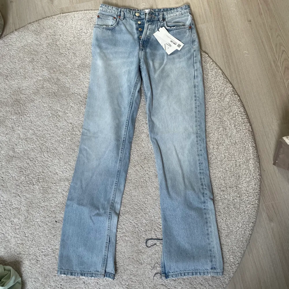 Jeans från Zara köpa för ett tag sen, enbart provade💞säljer då jag glömde returnera, små i storleken med slits nedtill o medelhög midja💞. Jeans & Byxor.