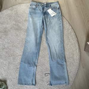Jeans från Zara köpa för ett tag sen, enbart provade💞säljer då jag glömde returnera, små i storleken med slits nedtill o medelhög midja💞