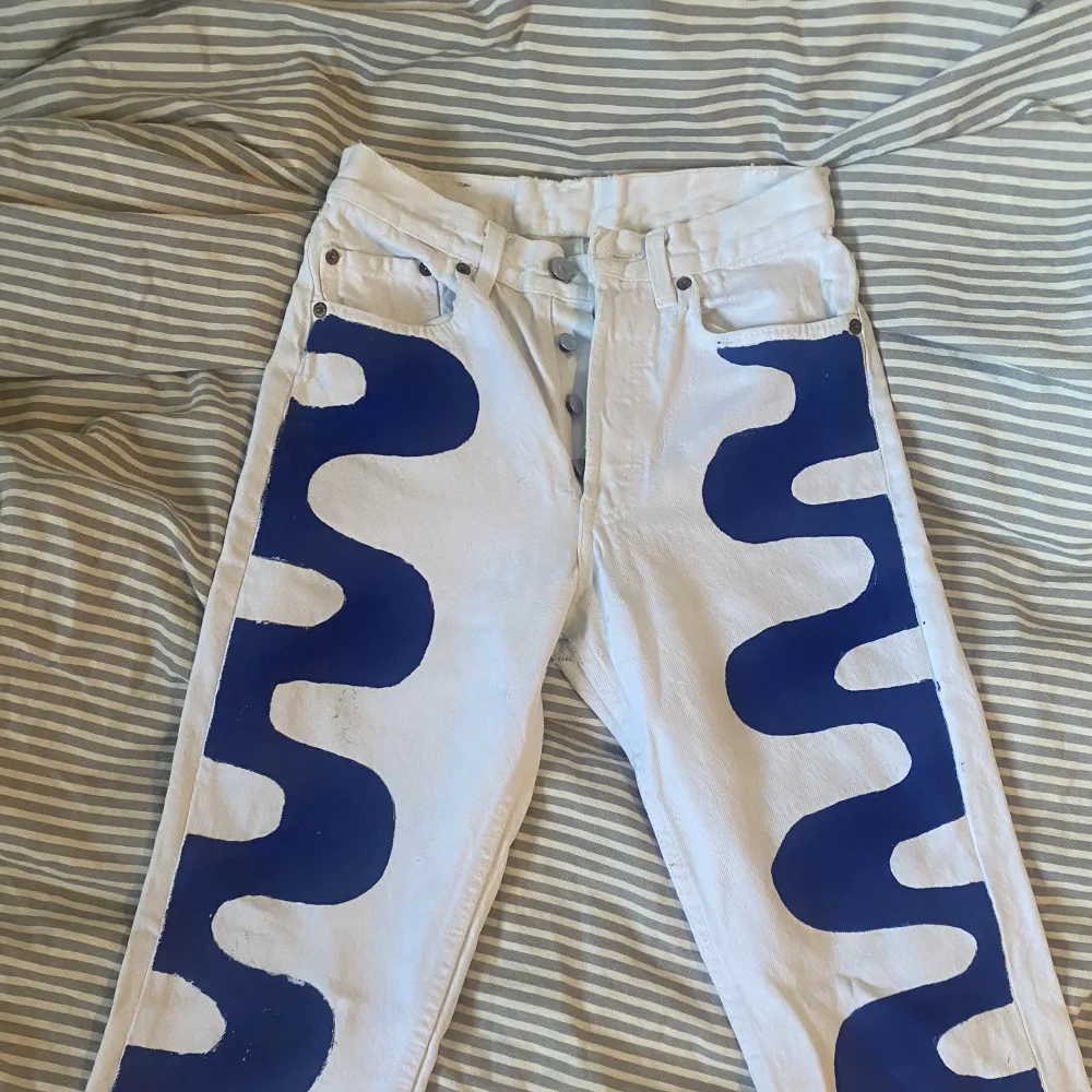Vita levis jeans med målat mönster (tygfärg såklart) med raka ben. Ett av knapphålen var sönder när jag köpte dem så har sytt igen det (sista bilden).. Jeans & Byxor.