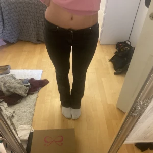 Hm lågmidjade jeans - Säljer dessa populära lågmidjade jeans från hm utan midjekant! Dessa är grå/svarta🤗 buda gärna! 