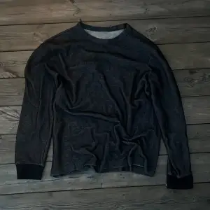 En svart sweatshirt med unikt material. Lite som en svart mesh över ett grått tyg. Inga defekter. Använd typ 2 gånger.