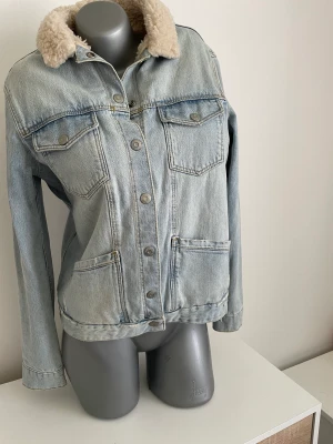Jeansjacka - Jeans jacka med foder Köpt i dubai, topshop