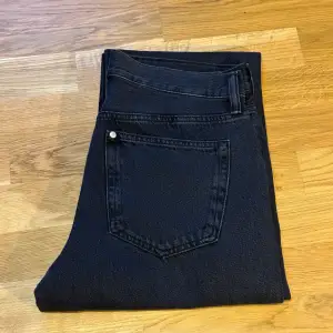 Säljer dessa svarta jeans i storlek 31/32. Endast använda vid få tillfällen och är i nyskick. Säljs även i ljus- och mörkblå på min profil. Skickar gärna fler bilder och svarar på frågor.