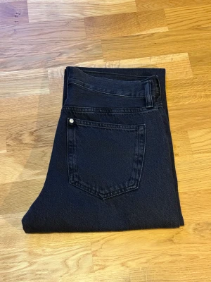 Jeans Relaxed Fit - Svart - Säljer dessa svarta jeans i storlek 31/32. Endast använda vid få tillfällen och är i nyskick. Säljs även i ljus- och mörkblå på min profil. Skickar gärna fler bilder och svarar på frågor.