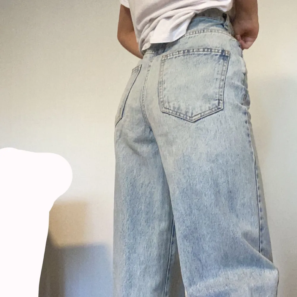 Säljer mina supersnygga jeans st 32, bra skick är använda några gånger 💕💕. Jeans & Byxor.