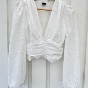 Vit blus gina - Här är en vit blus från gina tricot. Toppen är i storlek 36. Jag har använt blusen två gånger och den håller fint skick. Funkar perfekt vid en kylig sommarkväll eller till de lite mer festliga tillfällena.