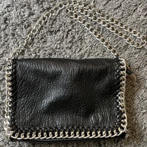 Svart handväska  - Svart handväska med kedjeband, använd men i bra skick.