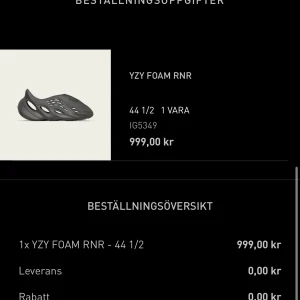 Yeezy foam rnr carbon  - Tja säljer ett par yeezy foam rnr carbon  Storlek 44,5 Oanvända  Pris 1199kr 