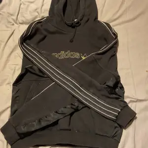 Svart adidas hoodie väl använd. 