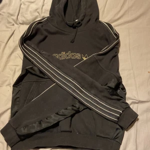 Svart adidas hoodie - Svart adidas hoodie väl använd. 