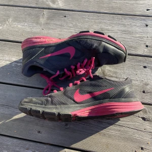 Nike skor - Ett par Nike skor i bra skick. Superskönt och lätta🌟 Storlek 37,5