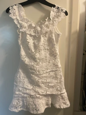 Klänning  - Jättesöt kort spetsklänning. Storlek x-small. 100:-