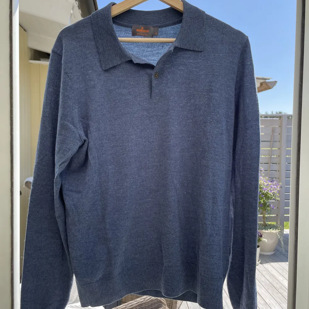 Mörkblå stickad tröja från Morris . Tröjor & Koftor.