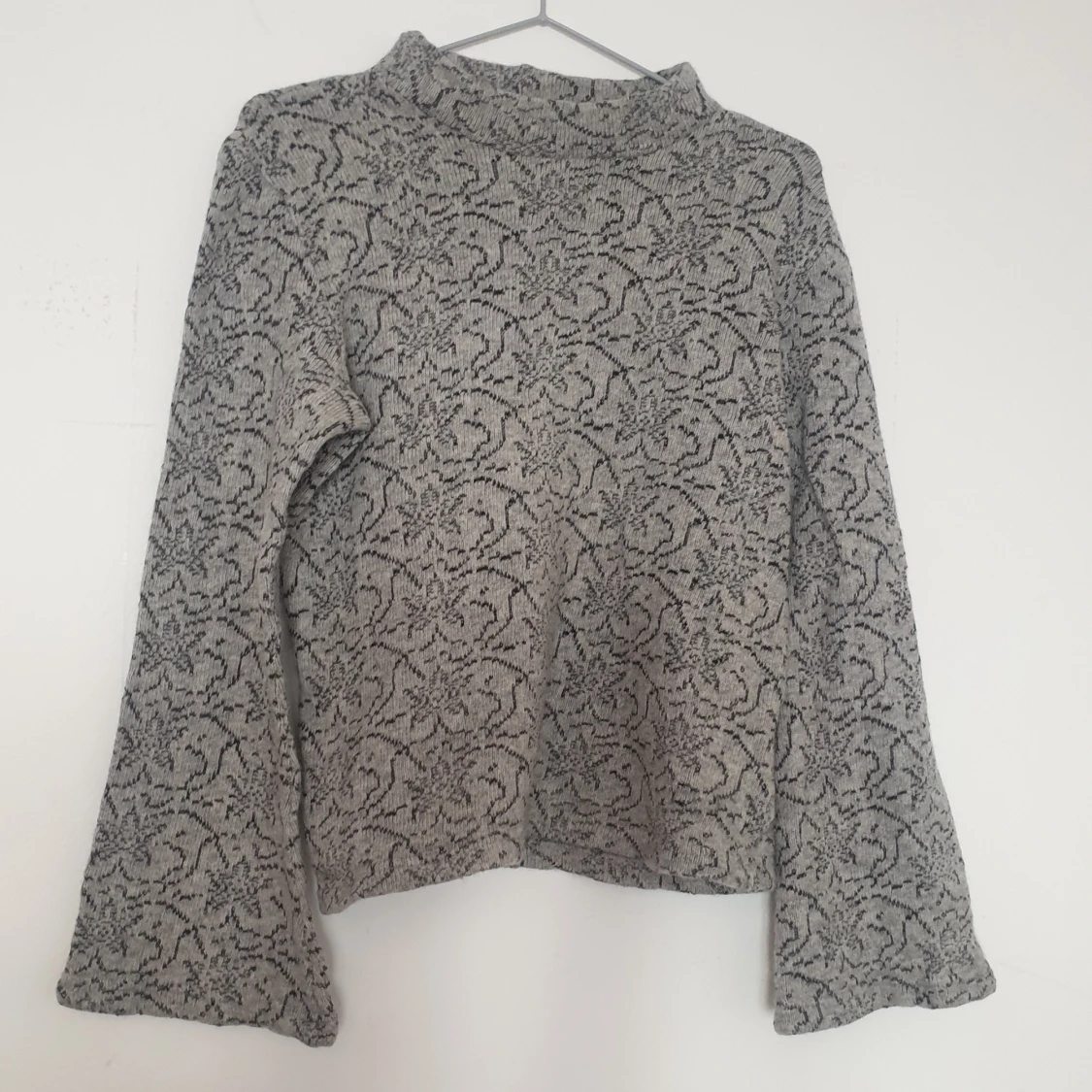 Grå stickad ulltröja med mönster