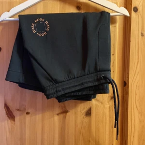 Hugo Boss shorts  - Hugo Boss shorts i storlek L. De är i väldigt bra skick och är knappt använda. Finns inga hål eller märken.  Piké till shortsen finns på min profil.