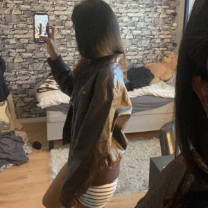 BRUN läderjacka  - Om ni ska köpa den bruna jackan från jackorna på tidigare annons via köp nu funktion, gör de här!❤️☺️