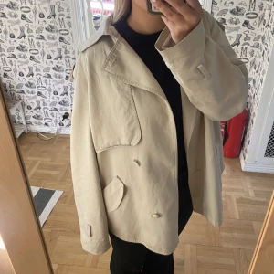 Jacka  - Säljer nu denna sååå fina beiga jackan.   Den sitter oversized på mig som är 158, så passar allt mellan xs och m beroende på hur man vill att den ska sitta. Perfekt nu till hösten ❤️