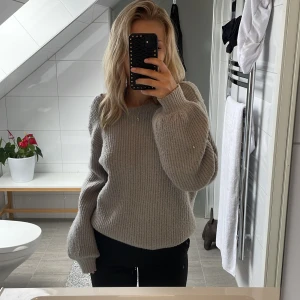 Stickad tröja NA-KD - En stickad tröja från Na-kd & deras kollektion med Linn Ahlborg. Öppen i ryggen och väldigt skönt material, knappt använd. Storlek xxs men passar mig som är i S. Har detta priset pga att denna inte finns att köp någonstans!