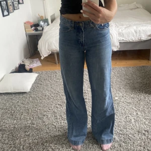 Jeans  - Jeans från Dr.Denim! Midwaisted vida jeans. Strl 25/32 men passar mig bra och jag är 167. De är sönder på ett ställe (sista bilden) men syns ej tydligt. Säljer pga att jag inte använder de längre! PRIS KAN DISKUTERAS!!