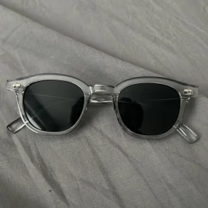 Sol glasögon montén m1v1 - Jätte fina solglasögon använtsi 1 vecka nyskick nypris över 500
