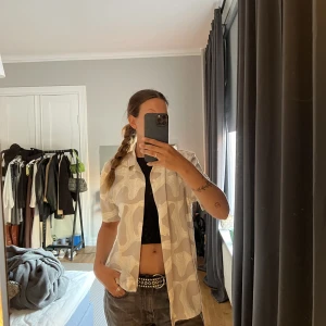 Skjorta - Kortärmad skjorta från weekday sparsamt använd