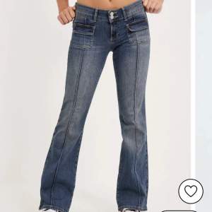Trendiga low waist jeans från Nelly. Älskar dem men de va en aning stora för mig. (Kan även byta dem mot 36-38:or) ☺️