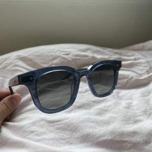 Glasögonen är i nyskick. Modell Blue 02. Skriv vid annan fundering.