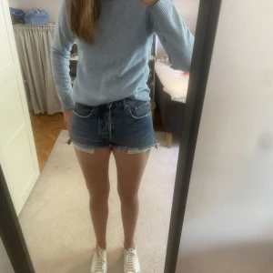 Stickad blå tröja - Säljer denna blå stickade tröja då den inte kommer till användning längre. Jättefin ljusblå färg, perfekt till sommaren. Stl XS men sitter som en S