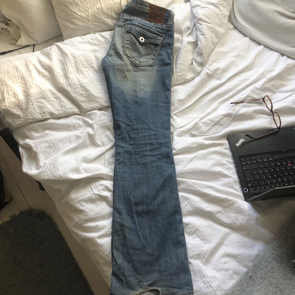 Skit coola lågmidjade jeans från bigstar! Något slitna vid fötterna tyvärr❤️ Midjemått 80 och Innerbenslängd 82!. Jeans & Byxor.