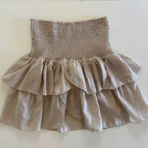 Säljer denna beiga super söta kjolen pga för liten. En jätte fin kjol som är perfelt till sommaren! 